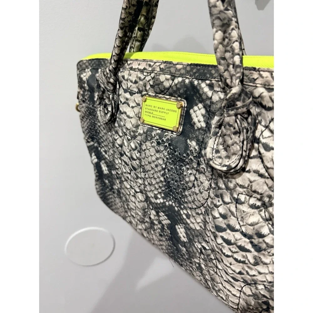 Marc Jacobs Bag‎ Laptop Sleeve Pretty Nylon Fluoro Green Neon Snake Print 16x11
